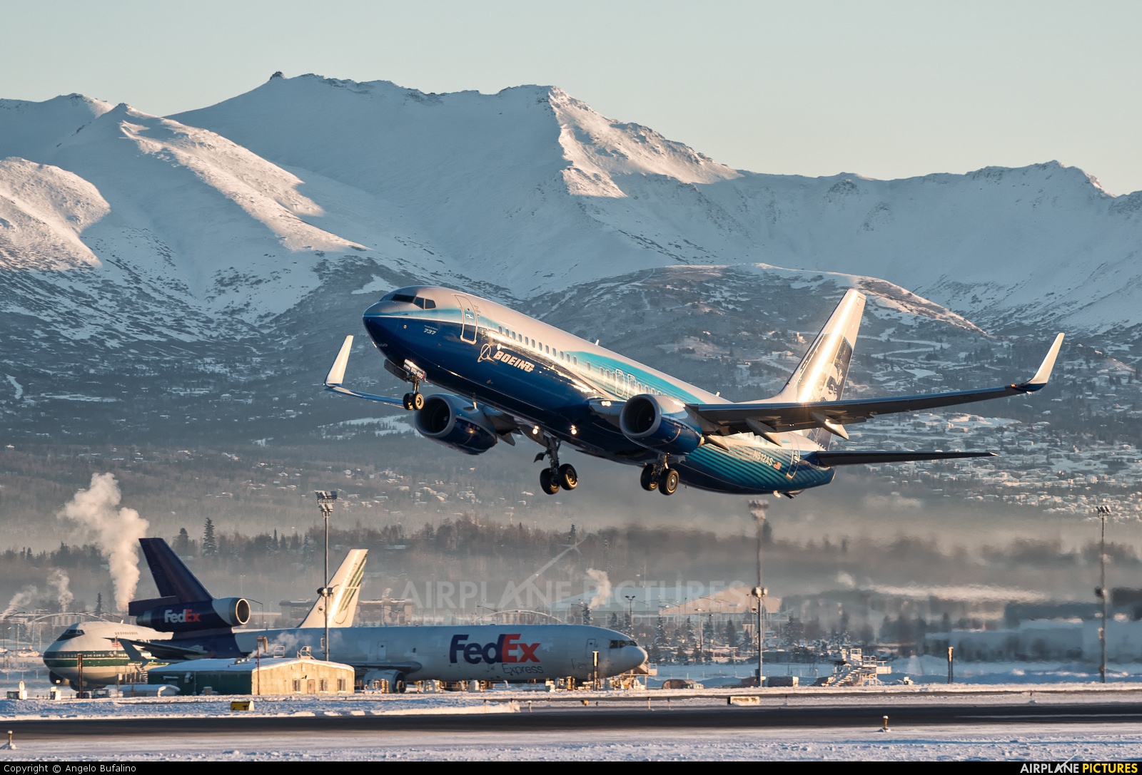 Alaska Airlines N512AS aircraft at Anchorage - Ted Stevens Intl / Kulis Air National Guard Base