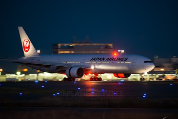 JA8943 - JAL - Japan Airlines Boeing 777-300