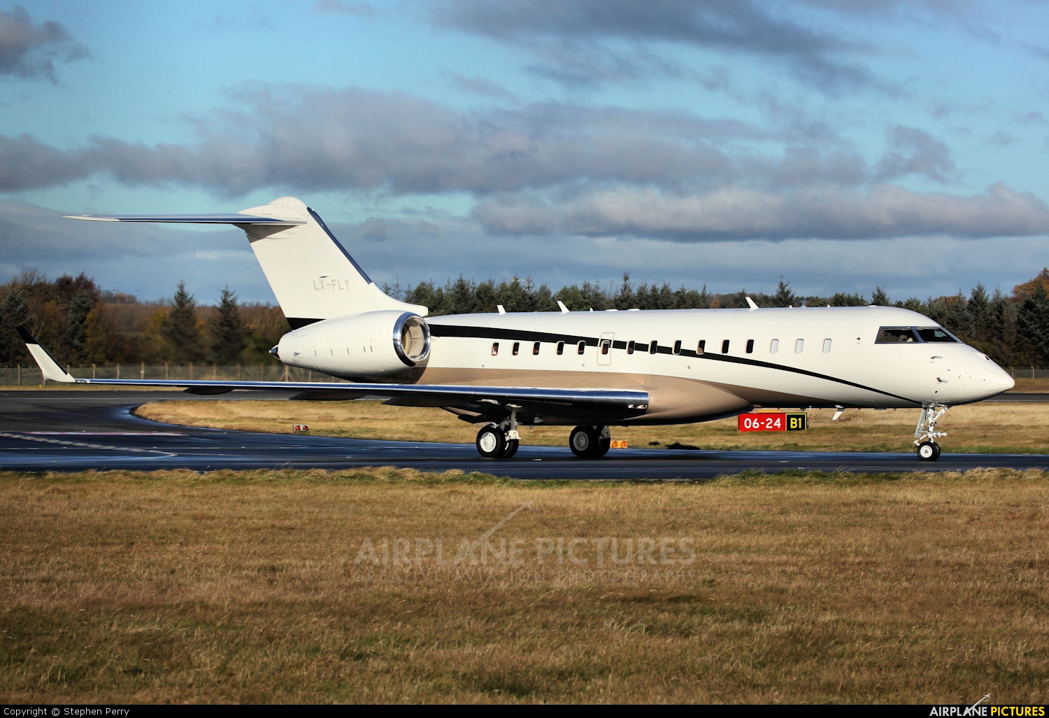 Global Jet Luxembourg LX-FLY aircraft at Edinburgh