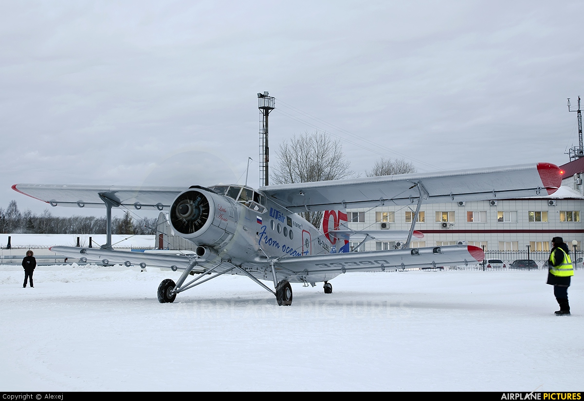 UTair RA-33390 aircraft at Tyumen-Plekhanovo