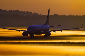 - - Ryanair Boeing 737-800