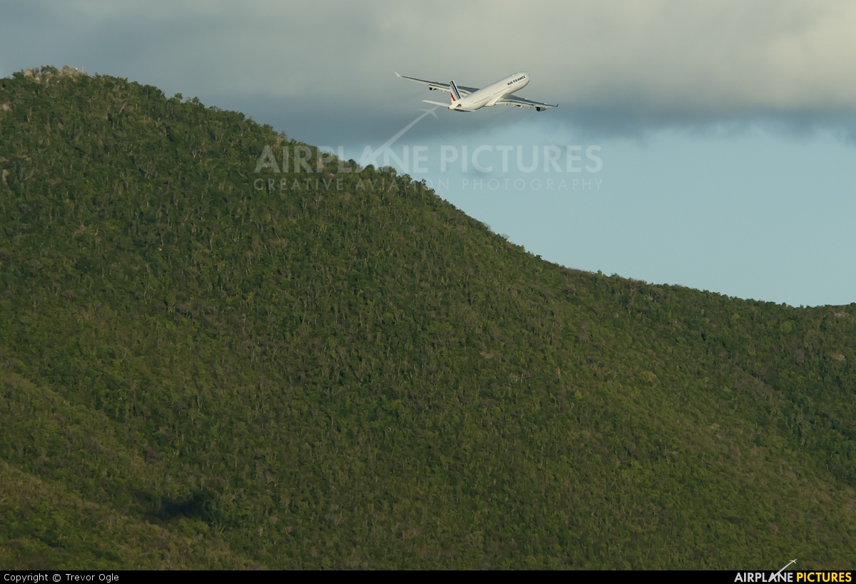 Air France F-GLZU aircraft at Sint Maarten - Princess Juliana Intl