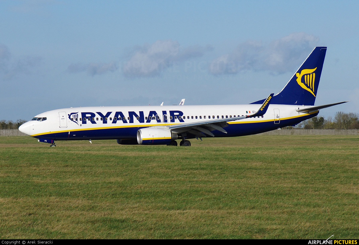 Ryanair EI-EFC aircraft at Dublin