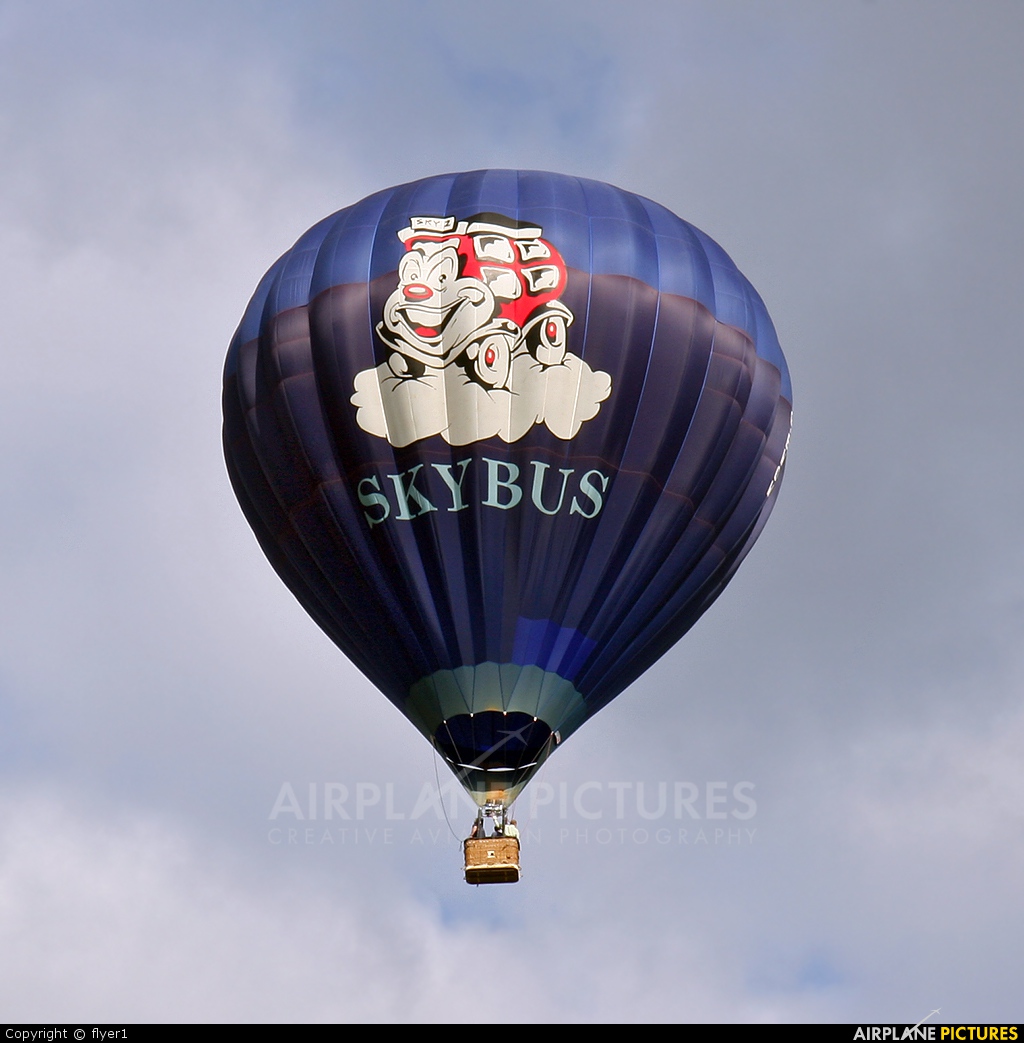SkyBus Ballooning G-BWOW aircraft at Lashenden / Headcorn