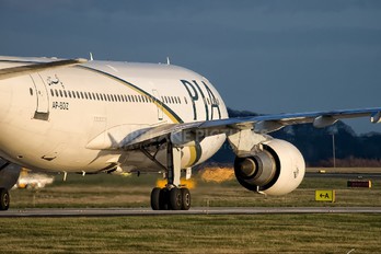 AP-BDZ - PIA - Pakistan International Airlines Airbus A310