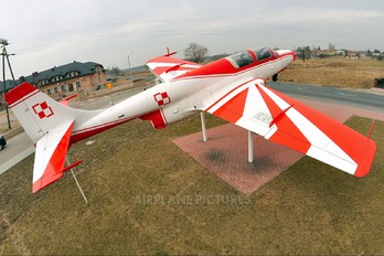 1223 - Poland - Air Force: White & Red Iskras PZL TS-11 Iskra