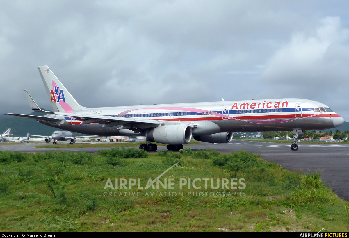 American Airlines N664AA aircraft at Sint Maarten - Princess Juliana Intl
