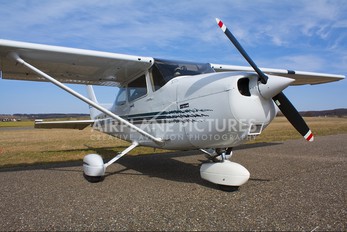 D-EMUT - Private Cessna 172 Skyhawk (all models except RG)