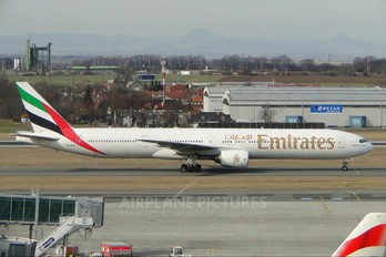 A6-EMS - Emirates Airlines Boeing 777-300