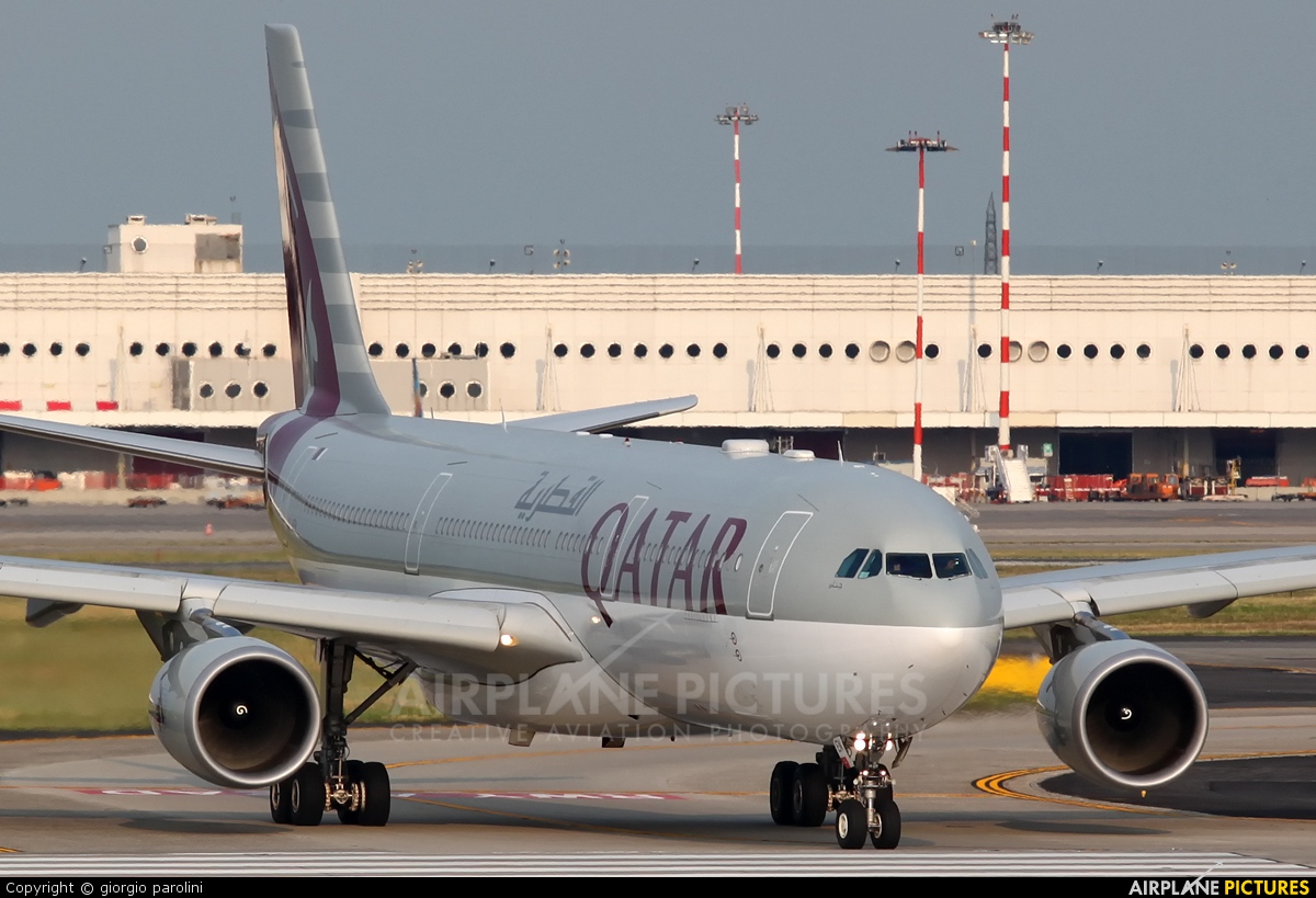 Qatar Airways A7-AEN aircraft at Milan - Malpensa