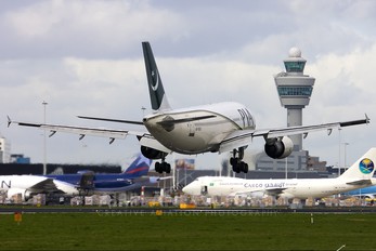AP-BEU - PIA - Pakistan International Airlines Airbus A310