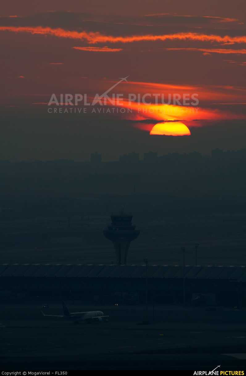 - Airport Overview - aircraft at Madrid - Barajas