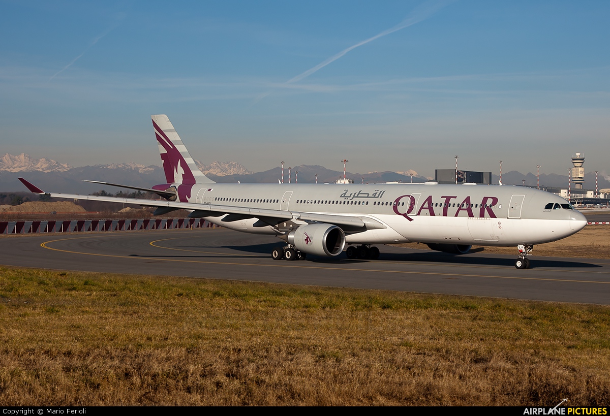 Qatar Airways A7-AEJ aircraft at Milan - Malpensa