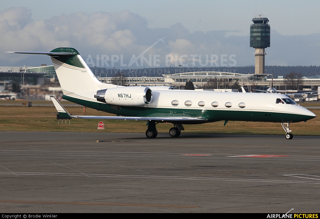 Private N57HJ aircraft at Vancouver Intl, BC