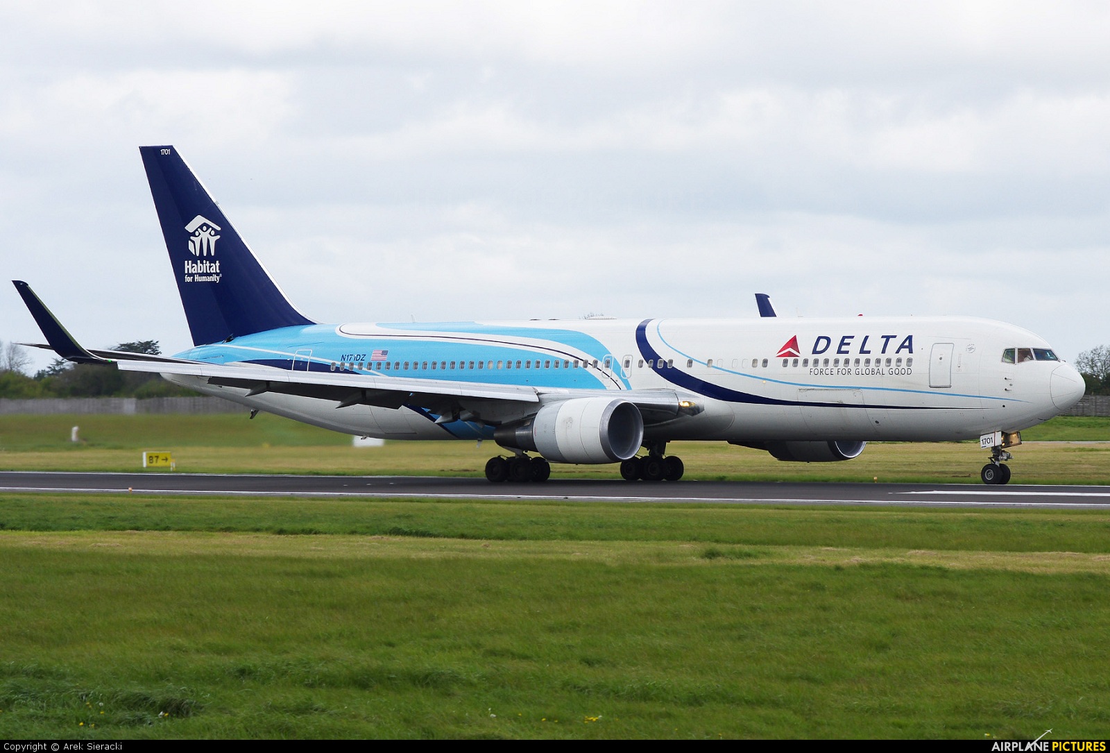 Delta Air Lines N171DZ aircraft at Dublin