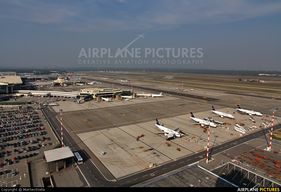 - Airport Overview - aircraft at Milan - Malpensa