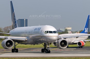 N21108 - United Airlines Boeing 757-200