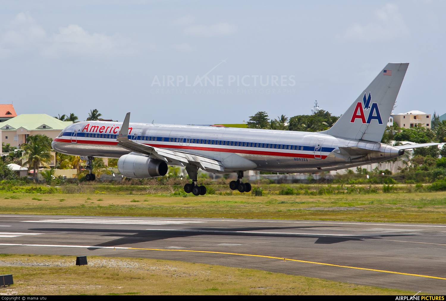 American Airlines N693AA aircraft at Sint Maarten - Princess Juliana Intl