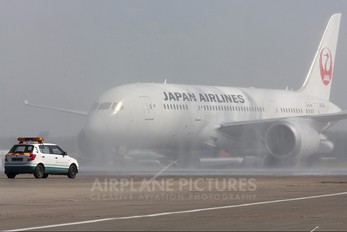 JA826J - JAL - Japan Airlines Boeing 787-8 Dreamliner