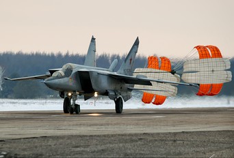 32 - Russia - Air Force Mikoyan-Gurevich MiG-25PU