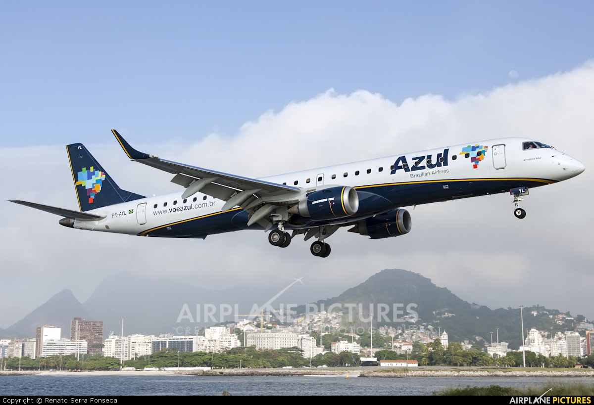 Azul Linhas Aéreas PR-AYL aircraft at Rio de Janeiro - Santos Dumont