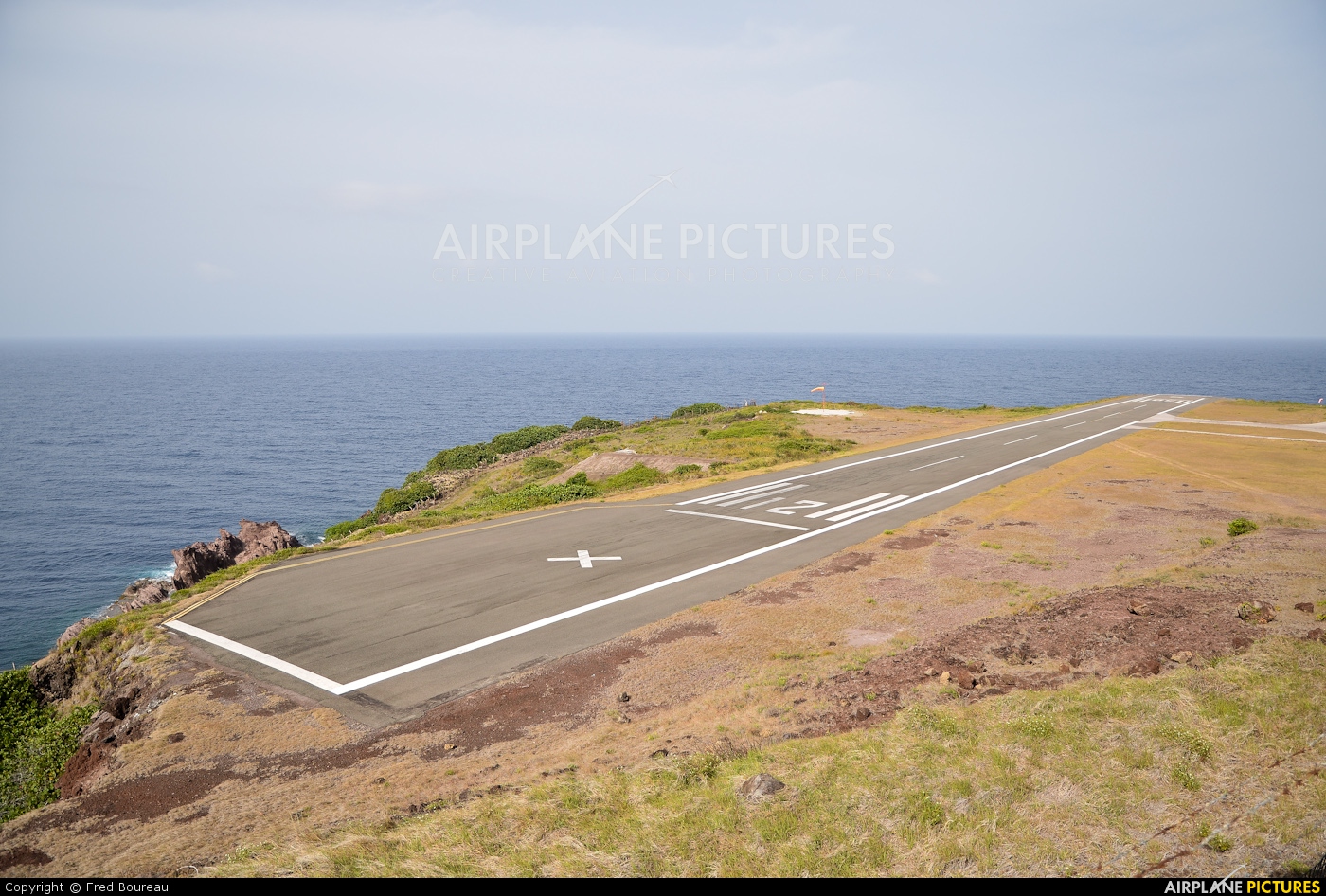 - Airport Overview - aircraft at Saba - Juancho E. Yrausquin