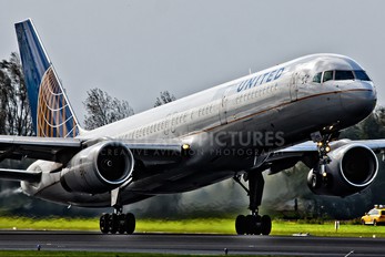 N13138 - United Airlines Boeing 757-200