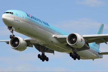 HL8218 - Korean Air Boeing 777-300ER