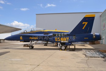 161943 - USA - Navy : Blue Angels McDonnell Douglas F/A-18B Hornet
