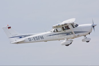 D-ESFM - Private Cessna 172 Skyhawk (all models except RG)
