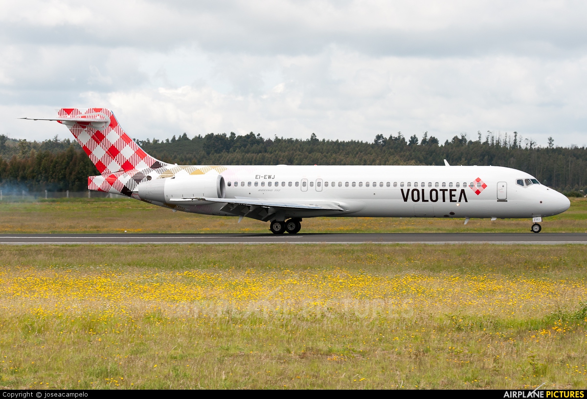 Volotea Airlines EI-EWJ aircraft at Santiago de Compostela