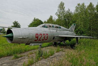 9233 - Poland - Air Force Mikoyan-Gurevich MiG-21UM