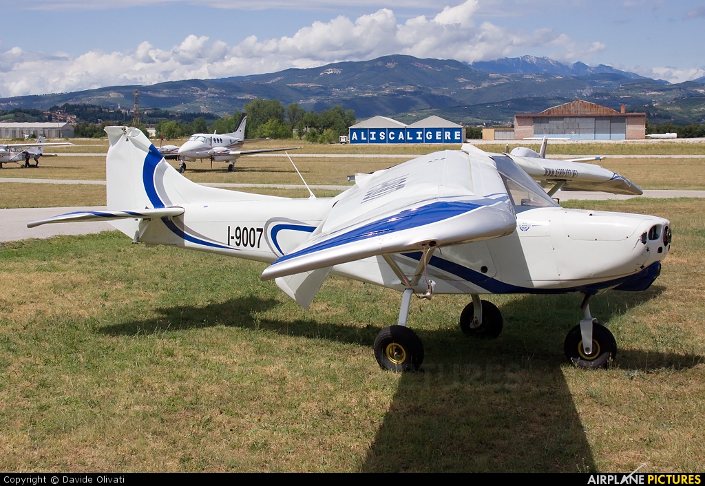 Private I-9007 aircraft at Verona - Boscomantico