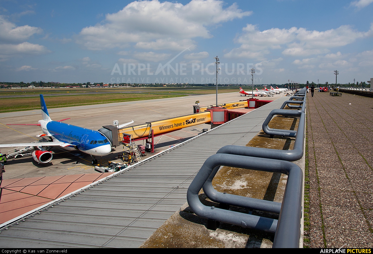 - Airport Overview - aircraft at Berlin - Tegel