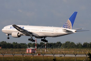 N781UA - United Airlines Boeing 777-200