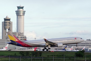 HL7792 - Asiana Airlines Airbus A330-300