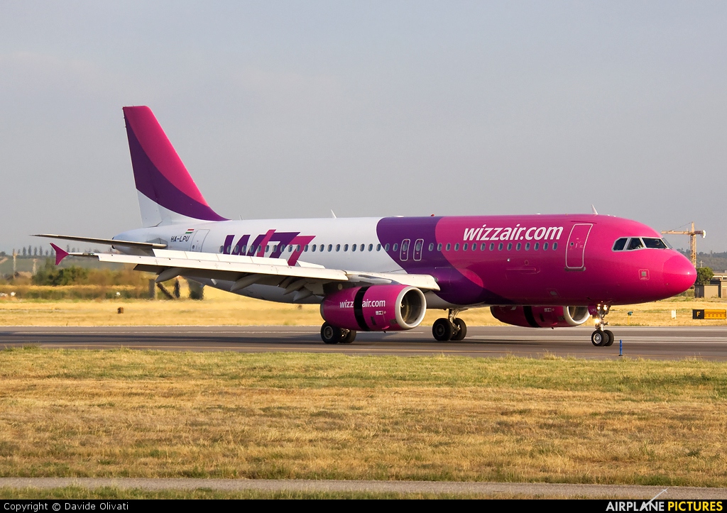 Wizz Air HA-LPU aircraft at Verona - Villafranca
