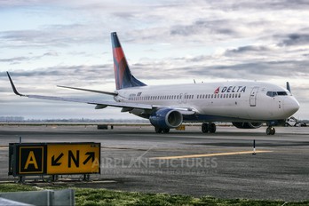 N379DA - Delta Air Lines Boeing 737-800