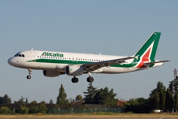 EI-DTO - Alitalia Airbus A320