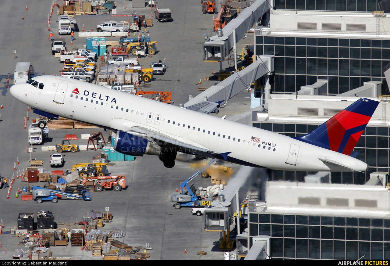 Delta Air Lines N316US aircraft at Los Angeles Intl