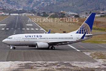 N16713 - United Airlines Boeing 737-700