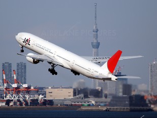 JA8945 - JAL - Japan Airlines Boeing 777-300