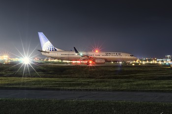 N14235 - United Airlines Boeing 737-800