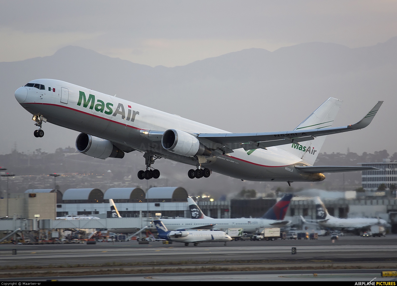 MasAir N526LA aircraft at Los Angeles Intl