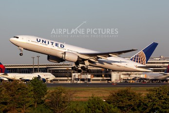 N222UA - United Airlines Boeing 777-200ER