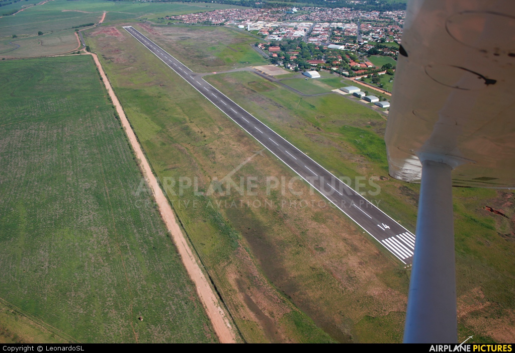 - Airport Overview - aircraft at Lins