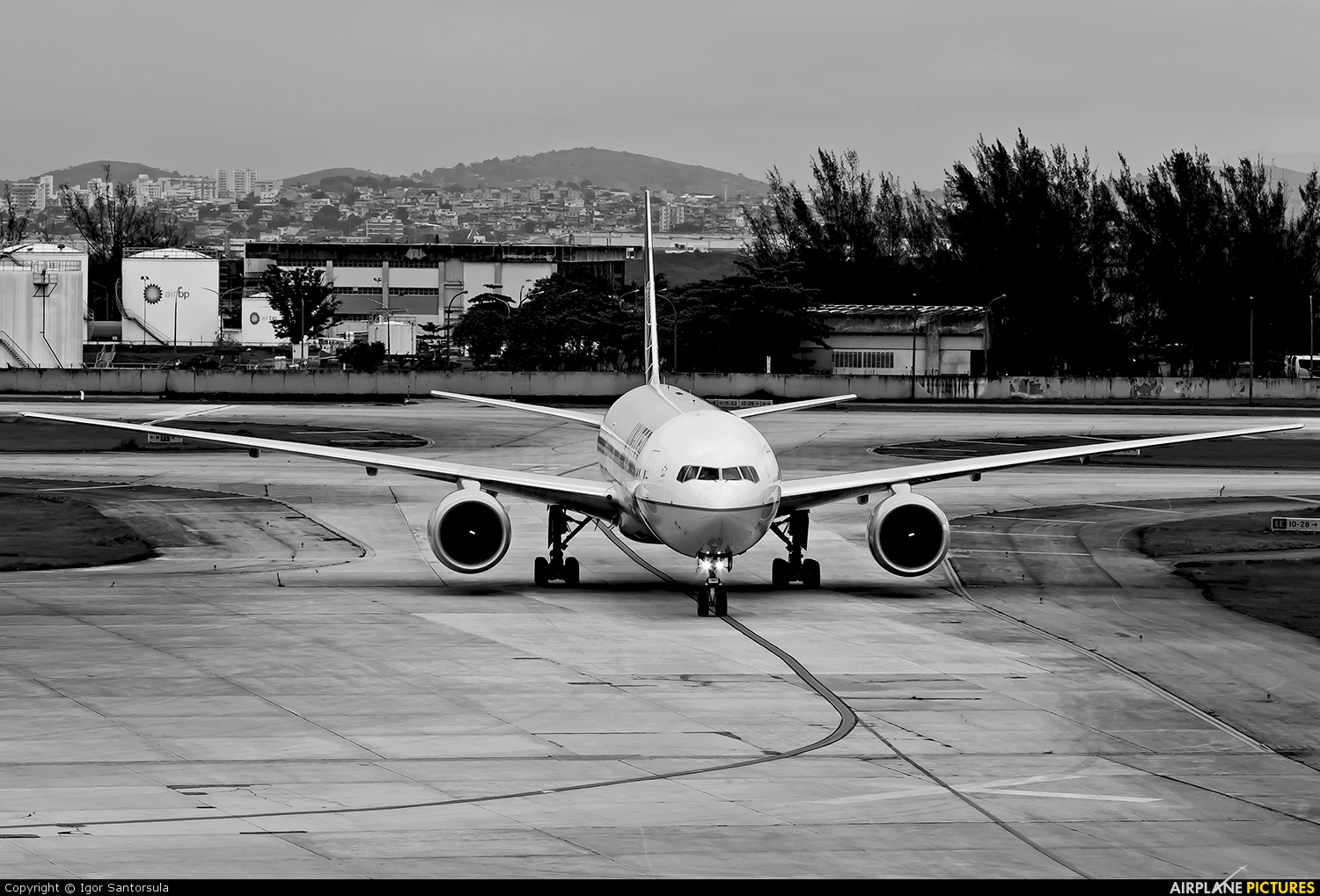 United Airlines N777UA aircraft at Rio de Janeiro/Galeão Intl - Antonio Carlos Jobim