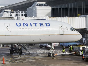 N13113 - United Airlines Boeing 757-200