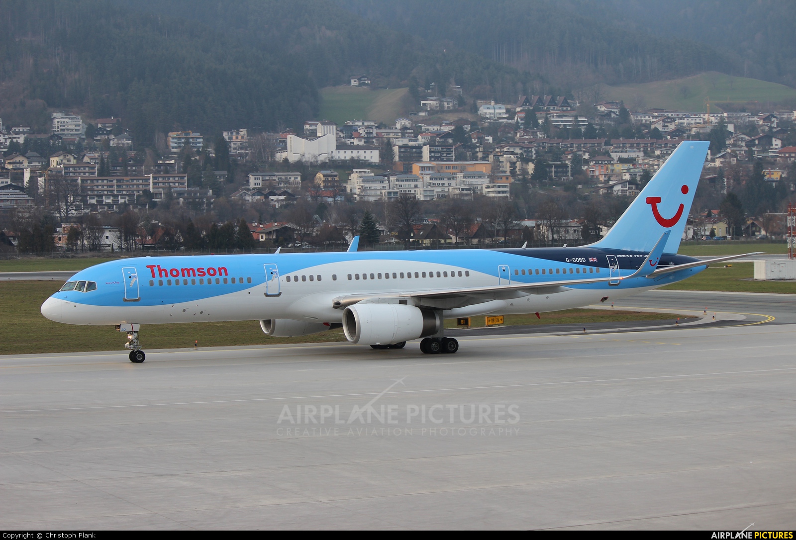 Thomson/Thomsonfly G-OOBD aircraft at Innsbruck
