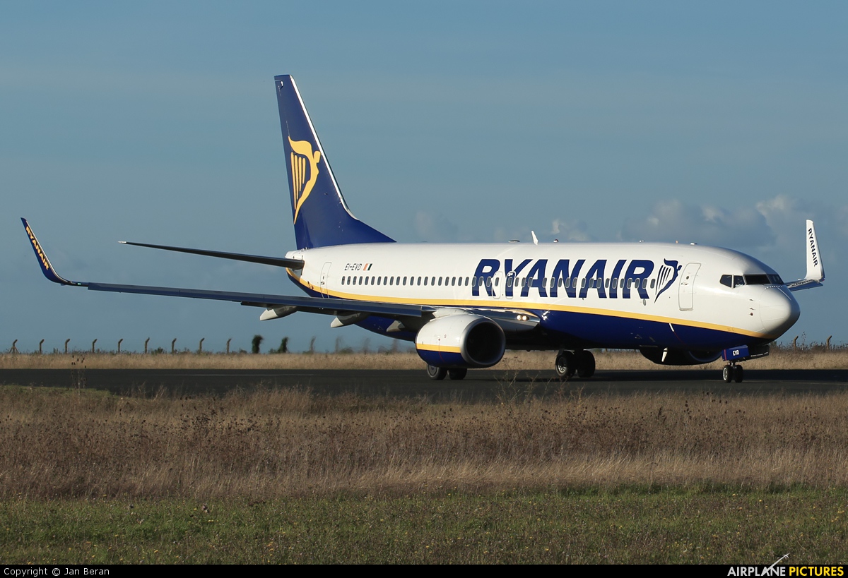 Ryanair EI-EVD aircraft at La Rochelle